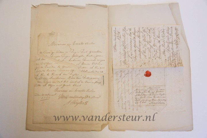 AKE(R)SLOOT, VAN SCHUYLENBURGH, EDAM Twee brieven van Abraham Akesloot, Edam, 1733 en 1734, aan zijn zuster de weduwe Josina van Schuylenburgh, geboren Akesloot te Haarlem (wed. van Willem van Schuylenburgh, heer van Schrevelsrecht). De schrijver, geboren 1687, was kapitein bij de admiraliteit van Amsterdam. 4(, 4 p., met lakcachet Akesloot.