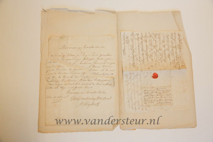 AKE(R)SLOOT, VAN SCHUYLENBURGH, EDAM Twee brieven van Abraham Akesloot, Edam, 1733 en 1734, aan zijn zuster de weduwe Josina van Schuylenburgh, geboren Akesloot te Haarlem (wed. van Willem van Schuylenburgh, heer van Schrevelsrecht). De schrijver, geboren 1687, was kapitein bij de admiraliteit van Amsterdam. 4(, 4 p., met lakcachet Akesloot.