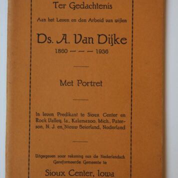 NEDERLANDS DRUKWERK IN AMERIKA Brochure “Ter gedachtenis aan het leven en den arbeid van wijlen Ds. A. van Dijke, 1860-1936, in leven predikant te Sioux Center (...), Sioux Center, Iowa” [1936], 65 p., geïll.
