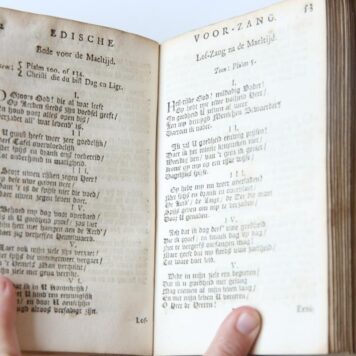 Dichtkundige ziele-zangen, opgezongen door Philippus van Sorgen en verscheide andere zang-lievers. Den laatsten druk vermeerdert met een aenhangzel van verscheide gezangen van dezelfde materie. 2 delen. Utrecht, Jacob van Poolsum, [eerste helft 18e eeuw]. [Gebonden met:] Eedische verlustingen, of Geestelyke gezangen en lofzangen op verscheyden voorvallen en gelegentheden, t'zamengesteld, en ten dienst der zanglievende in 't ligt gebragt. 7e druk, vermeerdert met een aanhangsel. 2 delen. Utrecht,