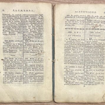 Schoolbook, 1826, Bilingual Edition | Éléments de Géographie, par Demandes et Réponses. Grondbeginselen der Aardrijkskunde, in Vragen en Antwoorden. Te Amsterdam, bij Schalekamp en van de Grampel, 1828, 84 pp.