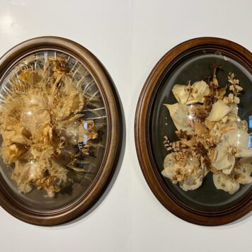 Two dry bouquet in 3D wooden oval frames. Droogboeketten in lijst.