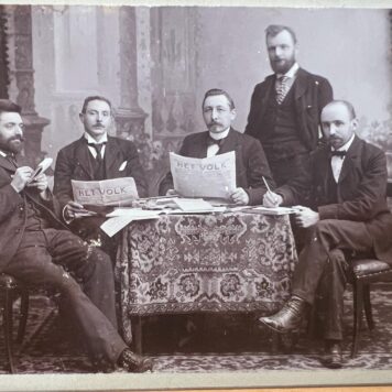 ocialists De Roode, Ankersmit, Troelstra, Mendels en Van Bruggen reading the newspaper Het Volk