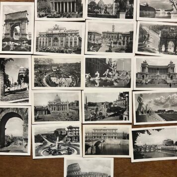 19 small photo's 6 x 9 cm of Rome. Good quality photo's in black and white with high contrast