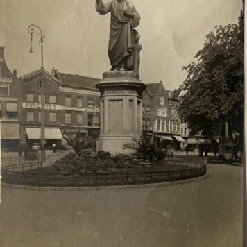 Antique vintage photos standbeeld Coster Haarlem