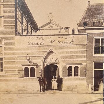 antieke foto Heilige Geest- of Arme Wees- en Kinderhuis aan de Hooglandse Kerkgracht Leiden