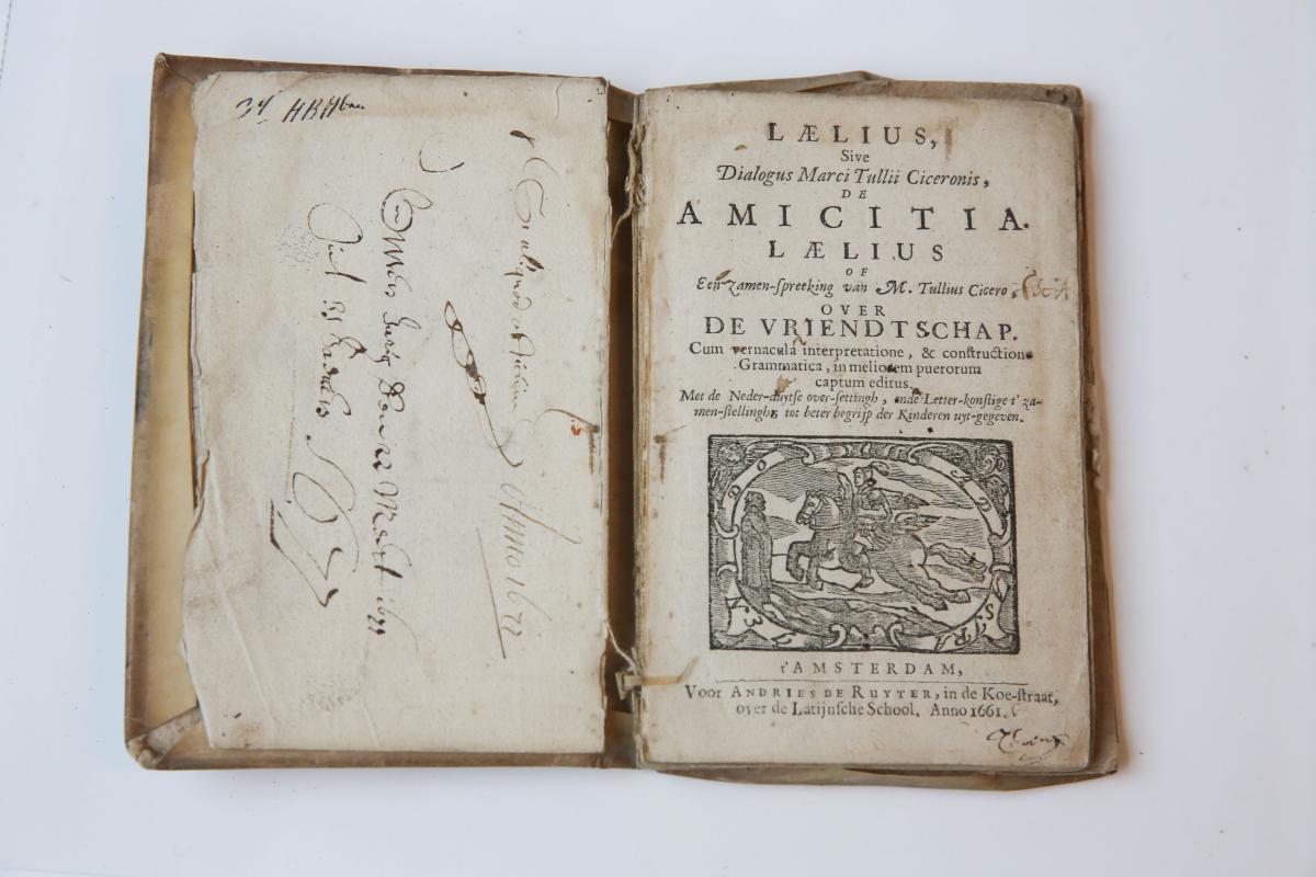 Laelius sive dialogus Marci Tullii Ciceronis de amicitia = Laelius of een zamen-spreeking (...) over de vriendtschap. Amsterdam, A. de Ruyter 1661.