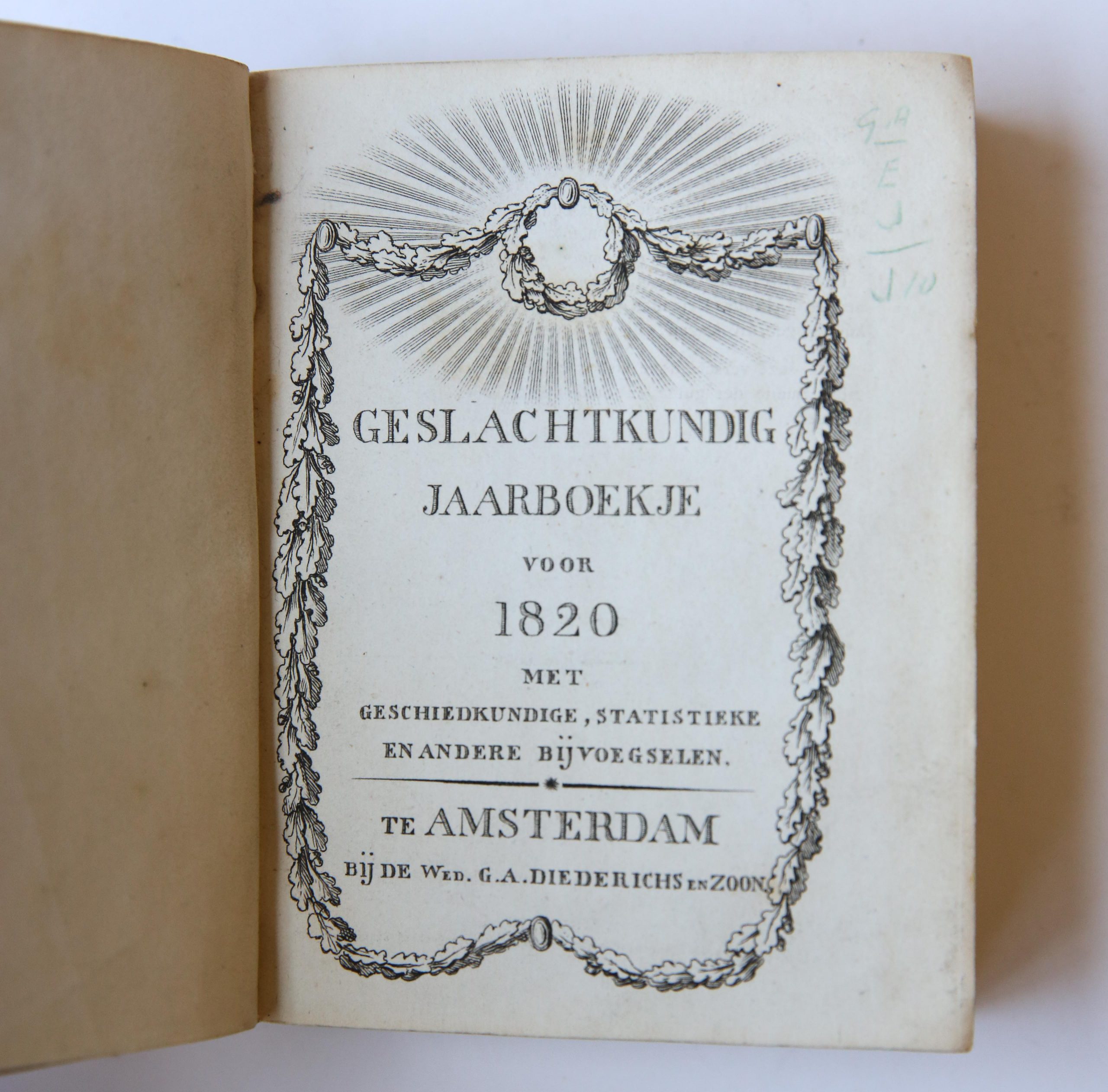 - Geslachtkundig Jaarboekje voor 1820. Amsterdam, Diederichs [1819], 278 pag. Origineel kartonnen bandje. Nederlandse navolging van de Almanach de Gotha. enkele beschadigingen.