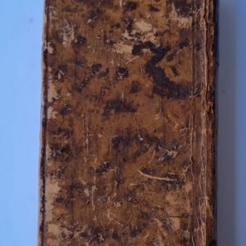 : Leather binding. Title shield on spine in red morocco. 120 x 65 mm, 24º: A- 2A#8 (2A8 blanco), 369 [13] pp. Notes in pen on flyleaf in front, on flyleaf in back is a timeline of old Roman emperors with pen. In opposite of the title page is written: “G.D. Cadomi 1825” and on title page: “Pour le Guilinel la Roulel piêtre.” Engraved title page. Very beautiful state. Short Description: Annotated Elzevier edition of the little that has been preserved of the works of the Roman scholar Suetonius (ca. 75 – 150 AC). This edition covers his ‘De vita Caesarum’ (the life of the emperors) in which he describes the lives of 12 Roman emperors, beginning with “almost emperor” Julius Caesar and ending with Dominitianus. After this part are some excerpts from ‘De viris illustratibus' (Famous men) with short biographies of grammarians and poets. Beautiful “pocket edition” printed in a legible font by Louis Elzevier. This is one of the so-called “variorum-edition,” classical publications with a selection of already existing comments next to the text. Of these editions Elzevier published 27 versions. Rare edition.