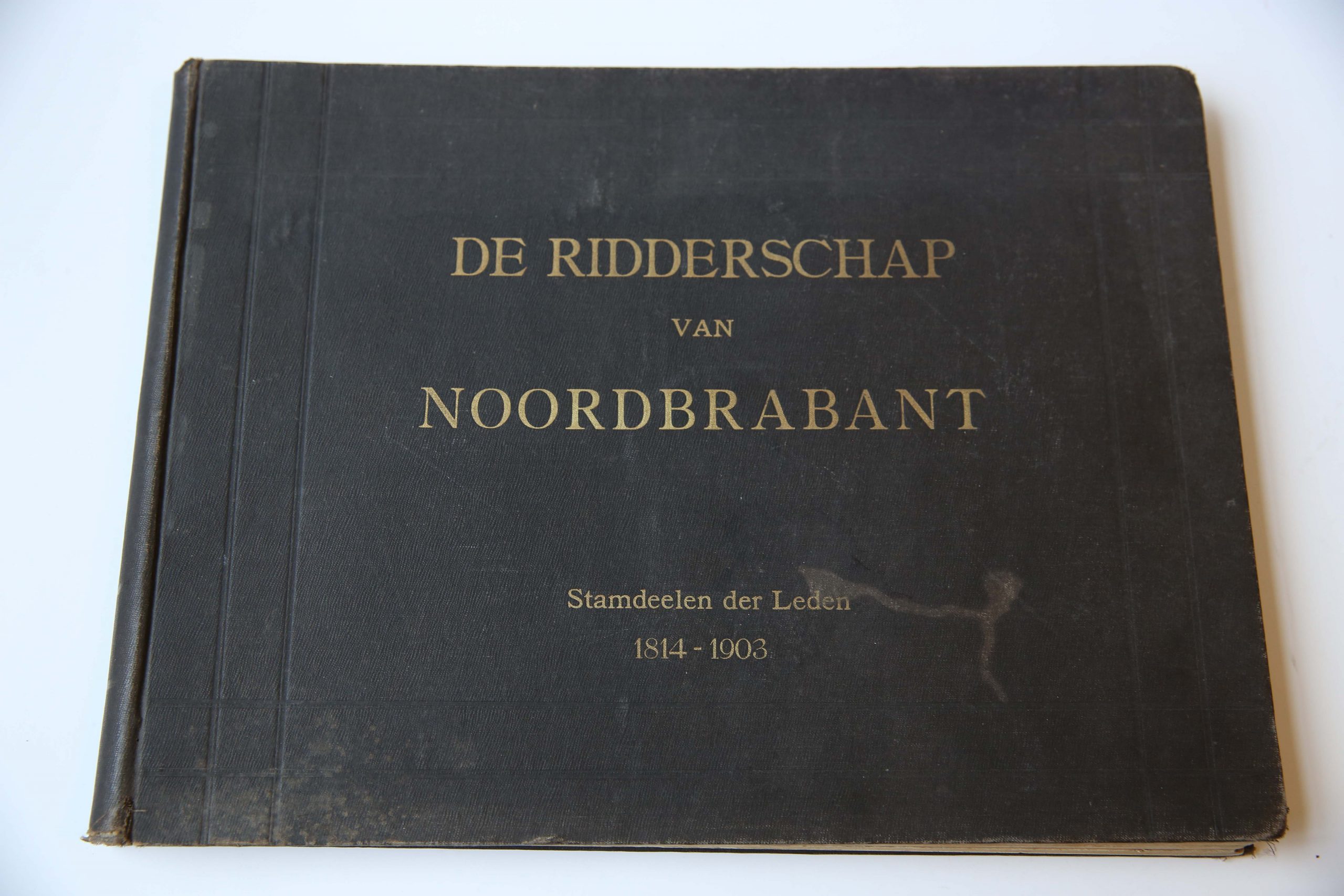 De ridderschap van Noordbrabant. Stamdeelen der leden 1814-1903. Met een inleiding door Jhr.mr. A.F.O. van Sasse van Ysselt. ['s-Gravenhage 1903]. Geb., oblong, 11+104+4+17 p.
