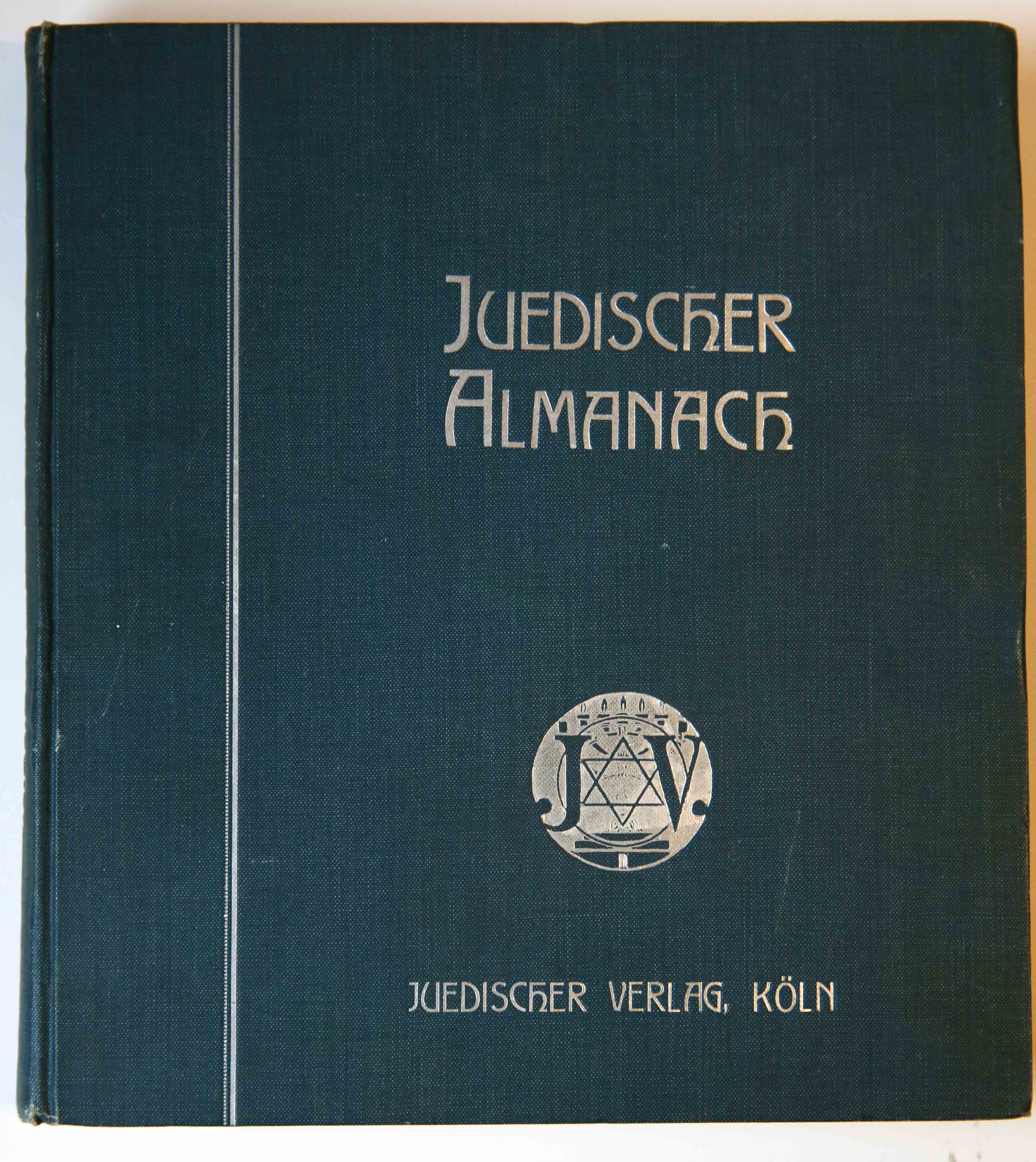 Juedischer Almanach. Teilweise veraenderte neuausgabe, Berlin [1904], 306 pag., geb., geïll. Zeer goed exemplaar.
