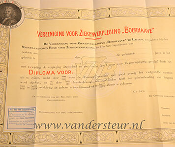 LEIDEN, ZIEKENVERPLEGING BOERHAAVE -- Oningevuld diploma van de Ver. voor Ziekenverpleging 'Boerhaave' te Leiden. Fraai drukwerk (IJdo) in linnen omslag.