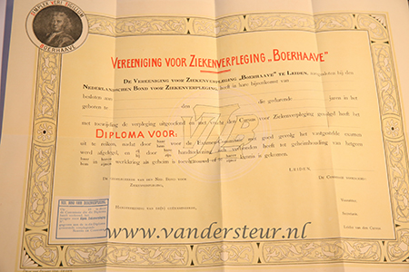  - LEIDEN, ZIEKENVERPLEGING BOERHAAVE -- Oningevuld diploma van de Ver. voor Ziekenverpleging 'Boerhaave' te Leiden. Fraai drukwerk (IJdo) in linnen omslag.