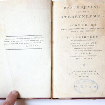 [Astronomy] Beschrijving van den sterrenhemel of onderrigt om de sterrenbeelden te leeren kennen door eigen oefening. Amsterdam, Sulpke, 1825.