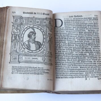 Beschrijvinghe van Out Batavien met de antiquiteyten van dien, mitsgaders d' af-komst ende historie der (...) graven van Holland. Arnhyem, Jan Janszoon, 1612. [gebonden met:] J.J. Duym, Corte historische beschryvinghe der Nederlandschen oorlogen. Arnhem, J. Janszoon, 1612.