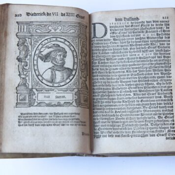 Beschrijvinghe van Out Batavien met de antiquiteyten van dien, mitsgaders d' af-komst ende historie der (...) graven van Holland. Arnhyem, Jan Janszoon, 1612. [gebonden met:] J.J. Duym, Corte historische beschryvinghe der Nederlandschen oorlogen. Arnhem, J. Janszoon, 1612.