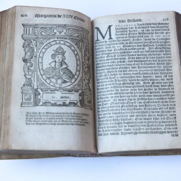Beschrijvinghe van Out Batavien met de antiquiteyten van dien, mitsgaders d' af-komst ende historie der (...) graven van Holland. Arnhyem, Jan Janszoon, 1612. [gebonden met:] J.J. Duym, Corte historische beschryvinghe der Nederlandschen oorlogen. Arnhem, J. Janszoon, 1612.
