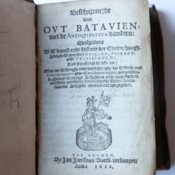 Beschrijvinghe van Out Batavien met de antiquiteyten van dien, mitsgaders d' af-komst ende historie der (...) graven van Holland. Arnhyem, Jan Janszoon, 1612. [gebonden met:] J.J. Duym, Corte historische beschryvinghe der Nederlandschen oorlogen. Arnhem, J. Janszoon, 1612.