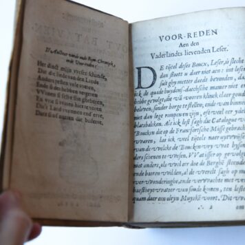 Beschrijvinghe van Out Batavien met de antiquiteyten van dien, mitsgaders d' af-komst ende historie der (...) graven van Holland. Arnhyem, Jan Janszoon, 1612. [gebonden met:] J.J. Duym, Corte historische beschryvinghe der Nederlandschen oorlogen. Arnhem, J. Janszoon, 1612.