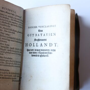 Beschrijvinghe van Out Batavien met de antiquiteyten van dien, mitsgaders d' af-komst ende historie der (...) graven van Holland. Arnhyem, Jan Janszoon, 1612. [gebonden met:] J.J. Duym, Corte historische beschryvinghe der Nederlandschen oorlogen. Arnhem, J. Janszoon, 1612.