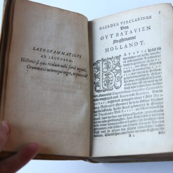 Beschrijvinghe van Out Batavien met de antiquiteyten van dien, mitsgaders d' af-komst ende historie der (...) graven van Holland. Arnhyem, Jan Janszoon, 1612. [gebonden met:] J.J. Duym, Corte historische beschryvinghe der Nederlandschen oorlogen. Arnhem, J. Janszoon, 1612.