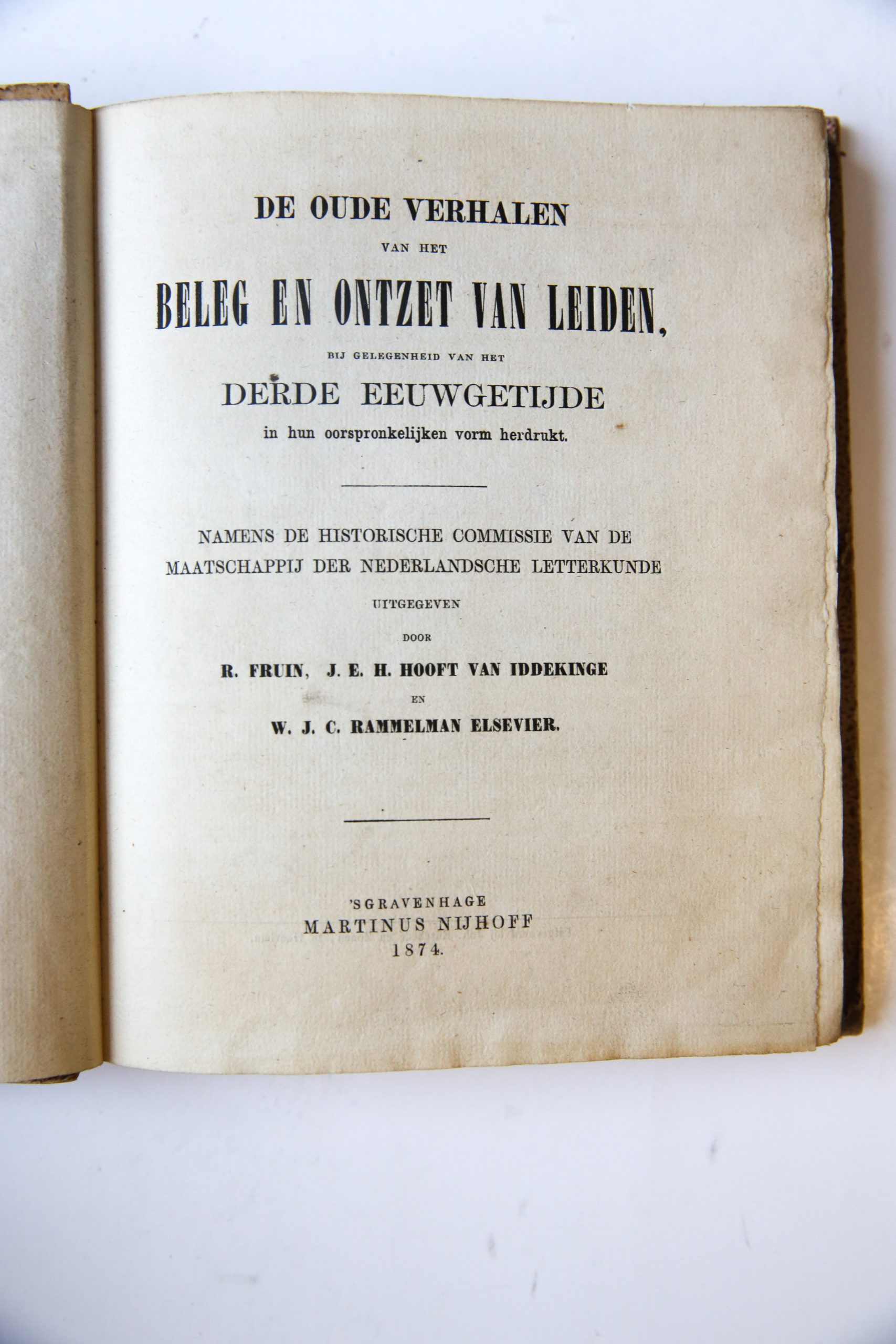De oude verhalen van het beleg en ontzet van Leiden (......) in hun oorspronkelijke vorm herdrukt, 's-Gravenhage 1874, half linnen band.