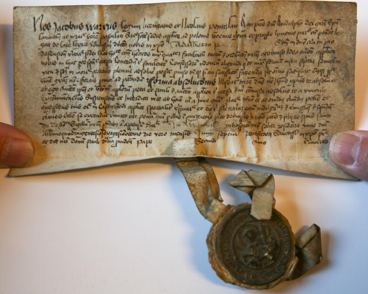 PAUSELIJKE ACTE UIT 1468--- Kerkelijk juridisch stuk, gedateerd tijdens het bewind van paus Paulus II, d.d. 7 juni 1468. Charter op perkament met uithangend zegel.