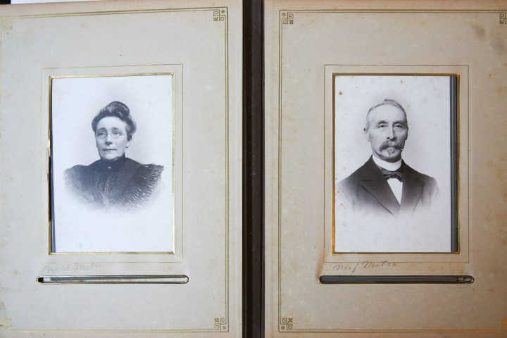 DOMMERS, ESCHAUZIER, GRATAMA--- Fotoalbum (beschadigd) met ingeschoven 69 carte-de-visite foto's en kabinetfoto's, betr. de familie Dommer en aanverwanten, voorzien van uitvoerige aantekeningen in potlood met de namen, ca. 1880-1910.