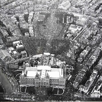 VREDESDEMONSTRATIE MUSEUMPLEIN--- Vier grote luchtfoto's van het Museumplein te Amsterdam met stempel 'Rijkspolitie, dienst luchtvaart, luchtfotografie, Schiphol', 1981 en 1982, elk 40x50 cm.