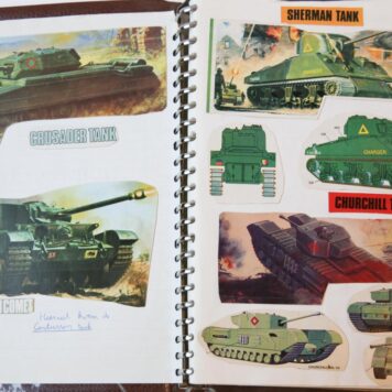 TANKS--- Plakboek met afbeeldingen van Engelse en Amerikaanse tanks, ca. 1960.