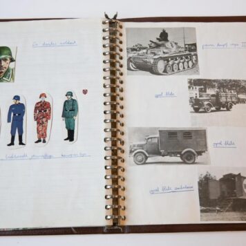 TANKS--- Plakboek met afbeeldingen van Engelse en Amerikaanse tanks, ca. 1960.