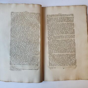 GRAVENHAGE, AUTORITEIT VROEDSCHAP--- Passages uit Ned. Jaarboeken 1767-1769 betr. de klachten van de vroedschap van 's-Gravenhage betr. vermindering van hun autoriteit en voorrechten, ca. 200 pag., gedrukt.