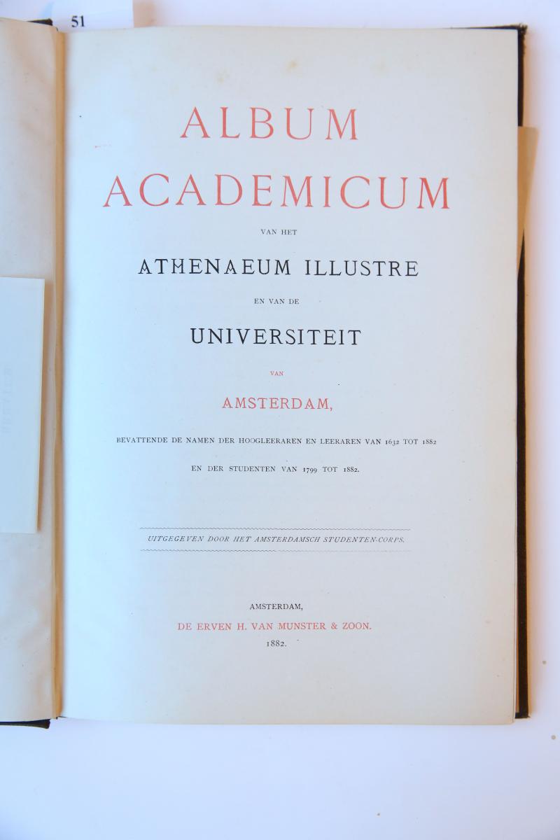 ALBUM ACADEMICUM van het Athenaeum Illustre en van de Universiteit van Amsterdam bevattende de namen der hoogleeraren en leeraren van 1632 tot 1882 en der studenten van 1799 tot 1882. Amsterdam 1882. Ca. 180 p.