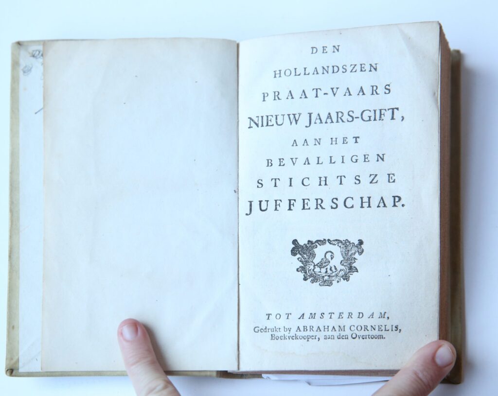 Den Hollandszen praat-vaars Nieuw Jaars-gift aan het bevalligen Stichtsze Jufferschap. Amsterdam, A. Cornelis, [2e helft 18e eeuw].