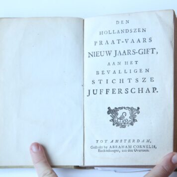 Den Hollandszen praat-vaars Nieuw Jaars-gift aan het bevalligen Stichtsze Jufferschap. Amsterdam, A. Cornelis, [2e helft 18e eeuw].
