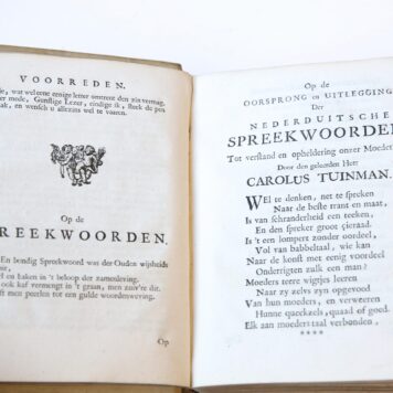 De oorsprong en uitlegging van dagelijks gebruikte Nederduitsche spreekwoorden. Middelburg, Michiel Schrijver, 1726, (34)+374+(58)+36+(8) pp.
