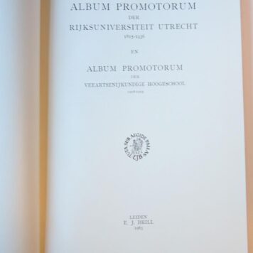 ALBUM PROMOTORUM der Rijksuniversiteit Utrecht 1815-1936 en Album promotorum der Veeartsenijkundige Hoogeschool 1918-1925. Leiden 1963. Geb., 350 p.