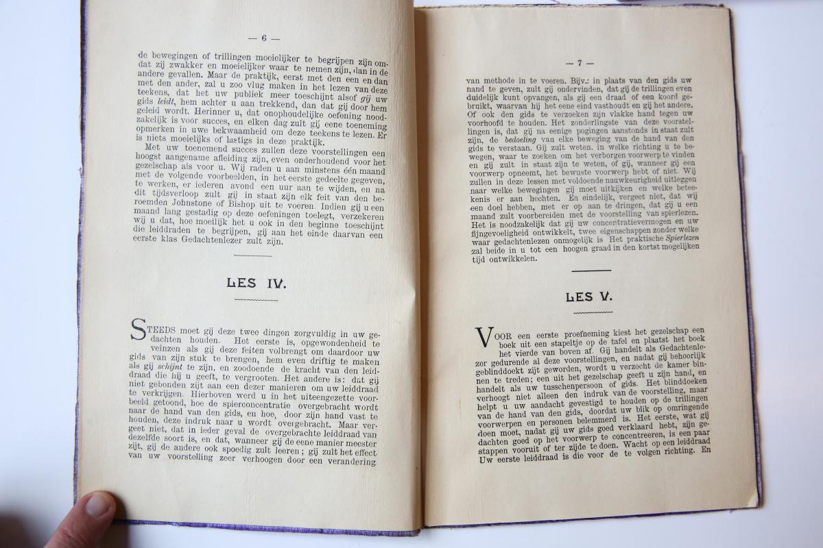 Cursus voor de practische toepassing der psychische wetenschappen, uitgegeven door de Vereeniging voor psychisch onderzoek. Amsterdam, [1905].
