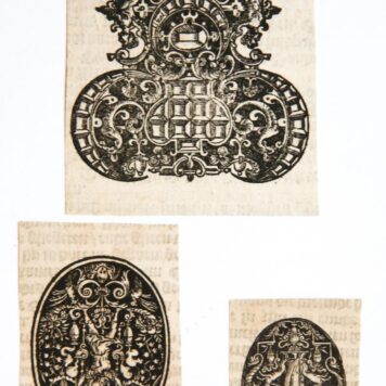 Two oval panels with gods and a decoration (Twee ovale panelen met goden en decoraties).