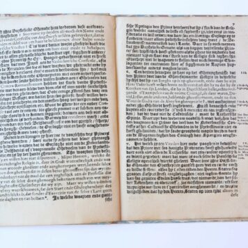Pamphlet. Na-Sporingh/ Hoe ende in vvat manieren De Door-luchtighe, ende Hoogh-ghebooren Vorst, De Prince van Oangien, Hoogh-loffelijcker memorie, De Bescherminghe deser Landen heeft aenghenomen, Om de Neder-landtsche Belijdenisse/als in allen deelen met Godts woordt accorderende/te mainteneren: En t'Gevoelen der Contra-Romonstranten, in't stuck vande Predestinatie met den aencleven vandien, als Schrift-Matigh over al in te voeren. 1617, 15 pp.
