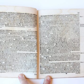 Pamphlet. Oprecht ende noodt-wendigh bericht Ioannis Vvtenbogaert : op een bitter schrift nu versch t'Enckhuysen uytghegheven, metten titul van Naerder advis over de Conferentie tot Delf, &c., 's-Gravenhage Hillebrandt Jacobsz. 1615, 70 pp.