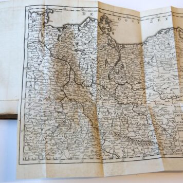 Hedendaagsche historie of tegenwoordige staat van alle volkeren, VIII deel, behelzende (...) 't Duitsche Keizerrijk (...) Opper-Saxische, Neder-Saxische, Westphaalsche en Nederrynsche Kreitsen. Amsterdam, Tirion, 1736.
