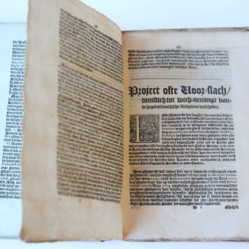 Pamphlet. Ivstificatie vande covrs die ghehouden wort by de steden, Dordrecht, Amstelredam, Schiedam, Enchuysen, Edam ende Purmereynde (...), t'Amstelredam by Marten Jansz. Brant, 1618, 136 pp.