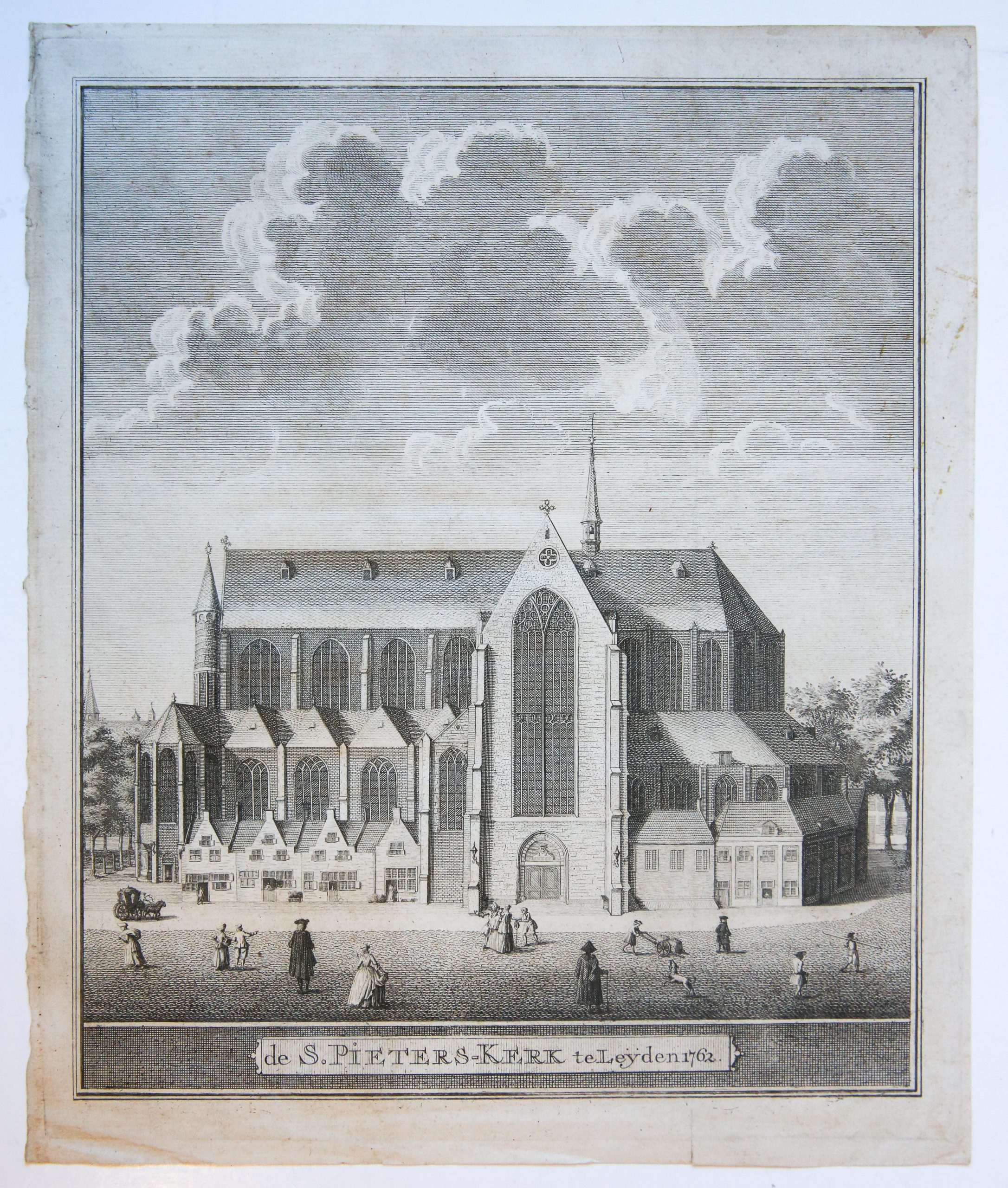 Etching/Ets: De S. Pieters-kerk te Leyden 1762. (Sint Pieterskerk te Leiden naar de situatie van 1762). Mogelijk afkomstig uit: F. van Mieris, Beschryving der stad Leyden, haare gelegenheid, oorsprong, vergrootinge, etc., deel 1, Leyden, Wed. A. Honkoop & C. van Hoogeveen Jr., 1762, deel 2, idem, 1784; deel 3, bewerkt en aangevuld door D. van Alphen: Leyden, C. Heyligert & A. en J. Honkoop, 1784.