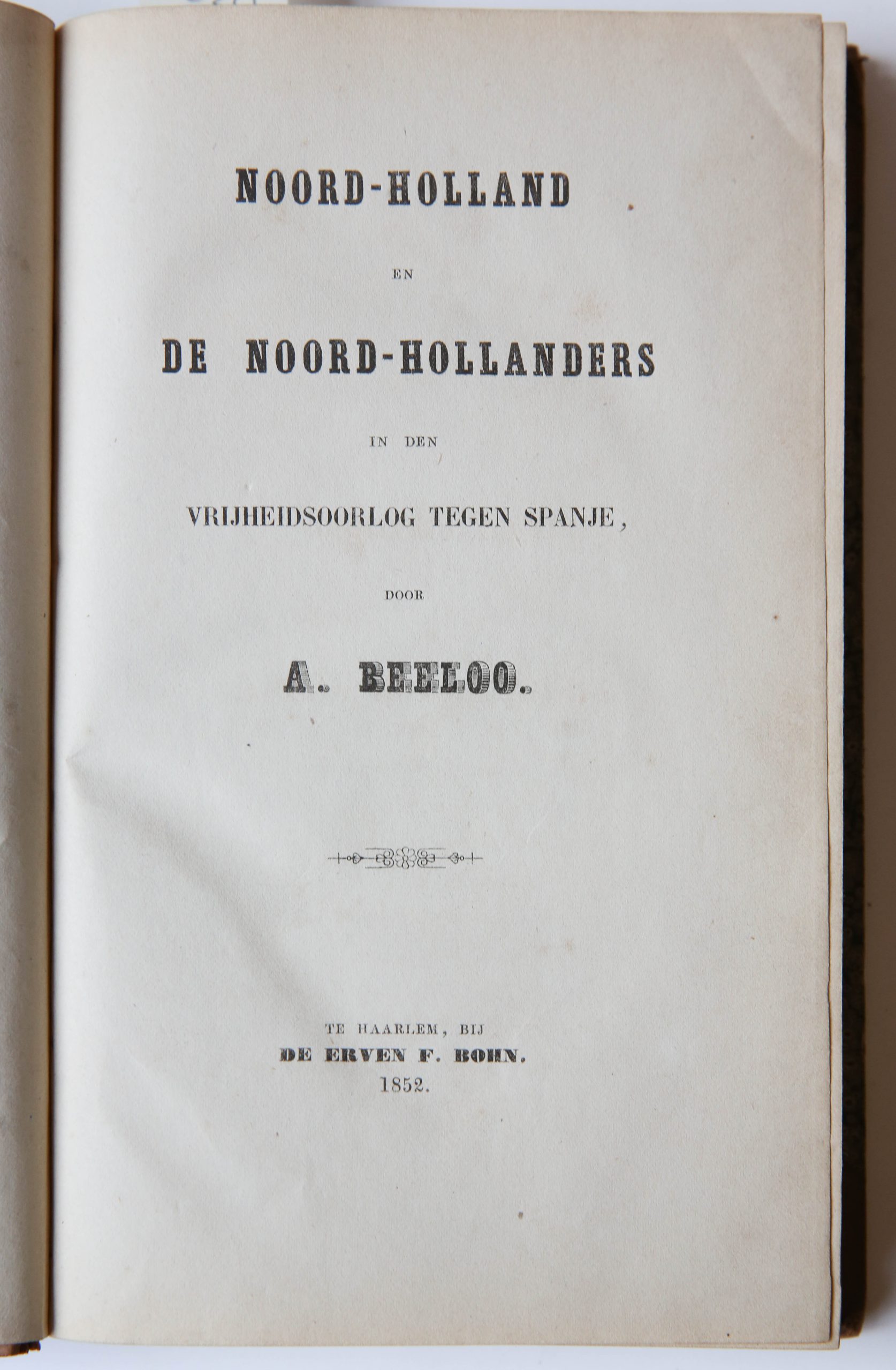NOORD-HOLLAND en de NOORD-HOLLANDERS in den Vrijheidsoorlog tegen Spanje, Erven F. Böhn Haarlem 1852, 400 pp. Half leather binding, good copy.