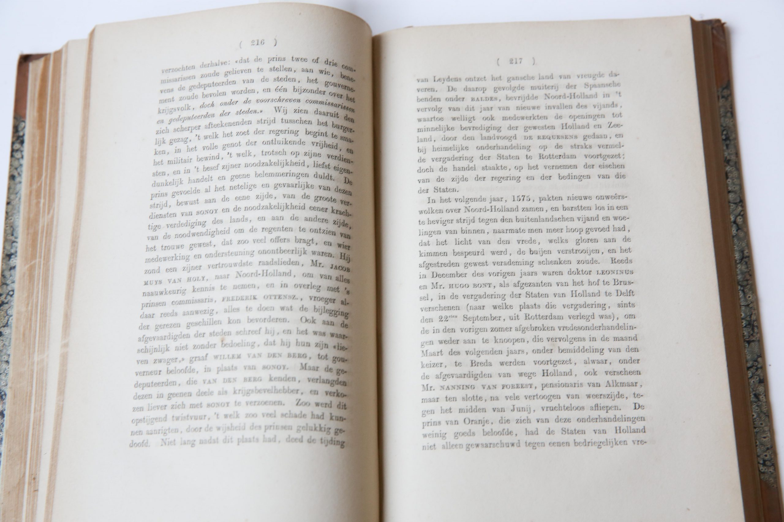 NOORD-HOLLAND en de NOORD-HOLLANDERS in den Vrijheidsoorlog tegen Spanje, Erven F. Böhn Haarlem 1852, 400 pp. Half leather binding, good copy.