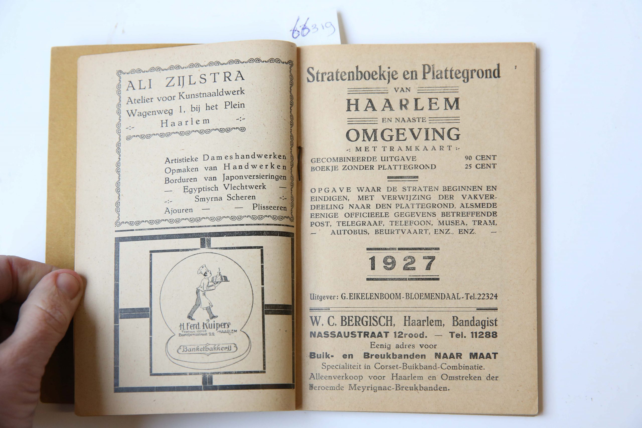 Stratenboekje en Plattegrond van haarlem en Naaste omgeving met Tramkaart, Gids en Wegwijzer, G. Eikelenboom Bloemendaal 1927, 84 pp.