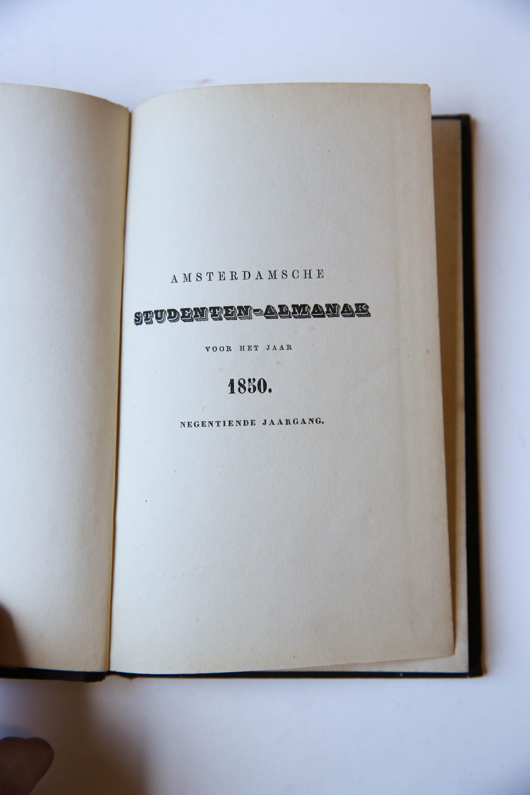 Amsterdamsche Studenten-Almanak voor het jaar 1850. Negentiende jaargang. Amsterdam, H. Bakels, 133 pp.