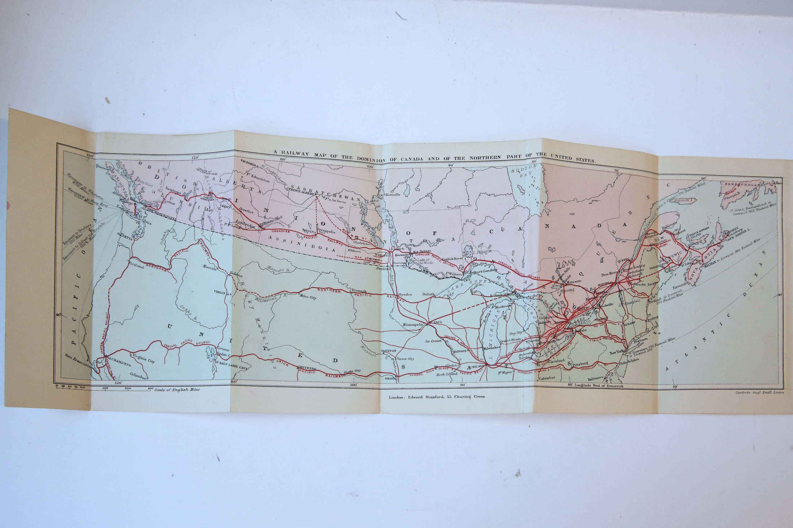 Cartography/map: Colored map "A railway map of the dominion of Canada and of the northern part of the United States, lithography 19 x 56 cm.