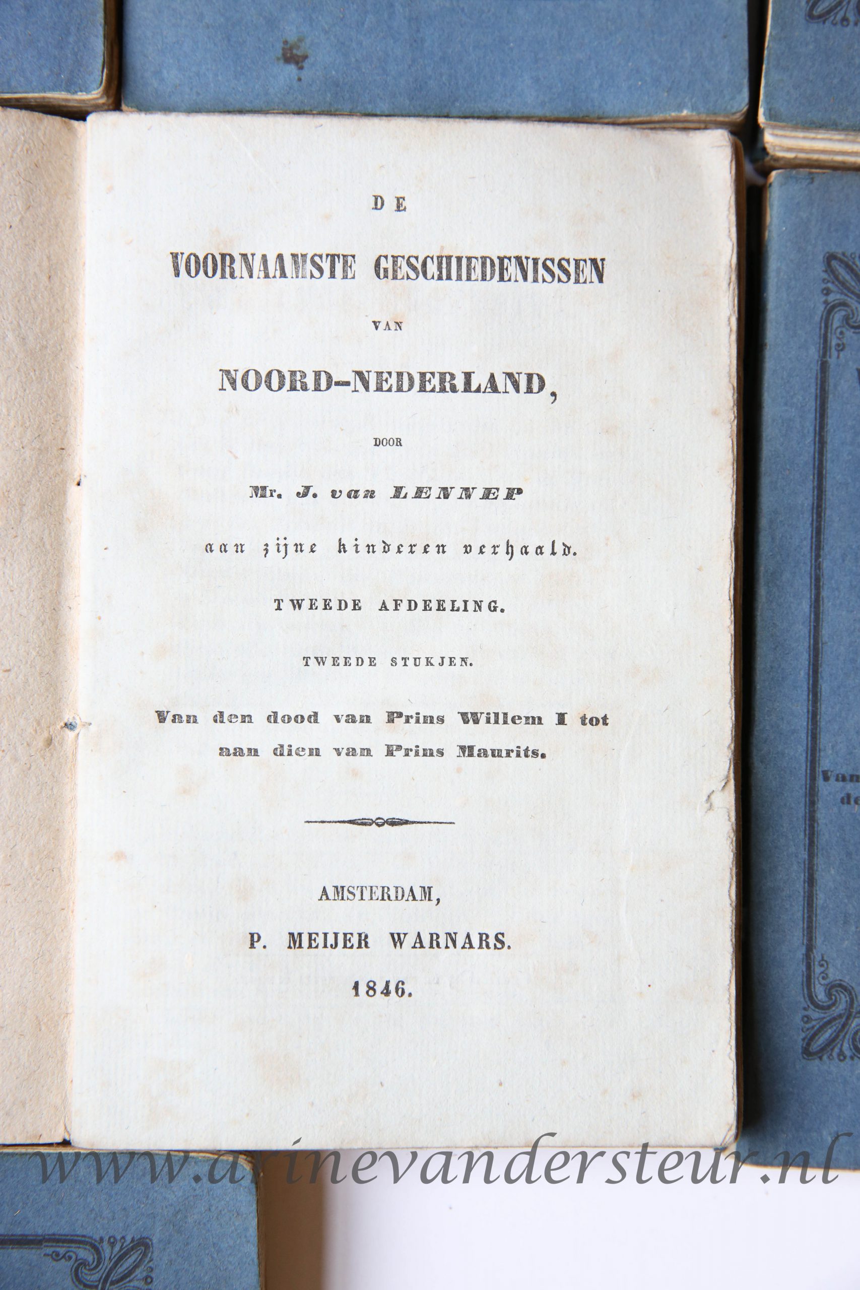 12 volumes of "De voornaamste geschiedenissen van Noord-Nederland, aan zijne kinderen verhaald". Eerste afdeeling t/m vierde afdeeling (Complete set), Amsterdam, P. Meijer Warnars 1846-1851.
